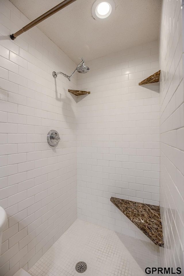 bathroom featuring tiled shower