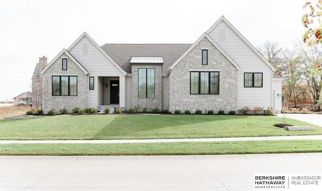 view of front of house featuring a front lawn