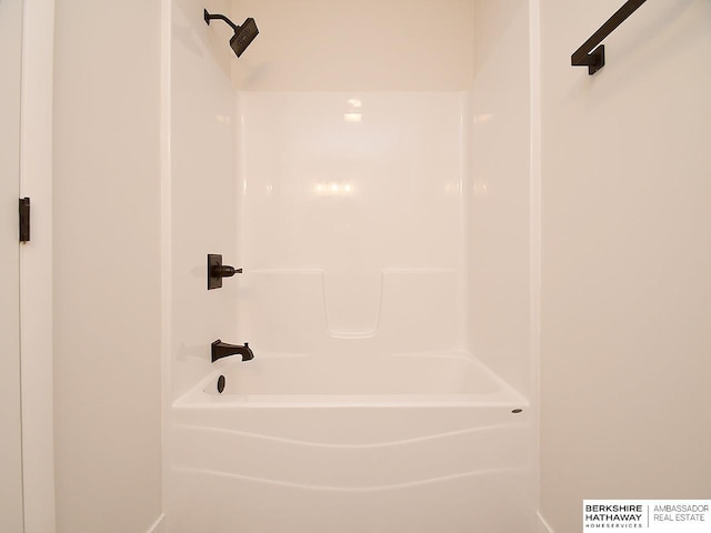 bathroom with washtub / shower combination