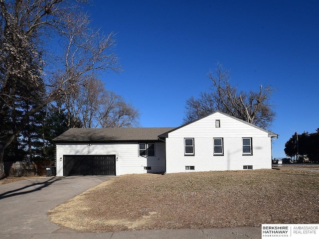 view of front facade featuring a garage