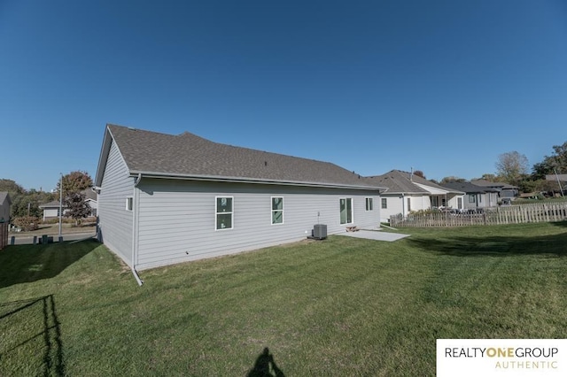 back of house featuring a lawn