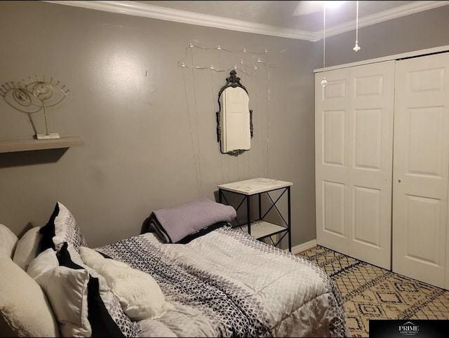 bedroom featuring crown molding and a closet