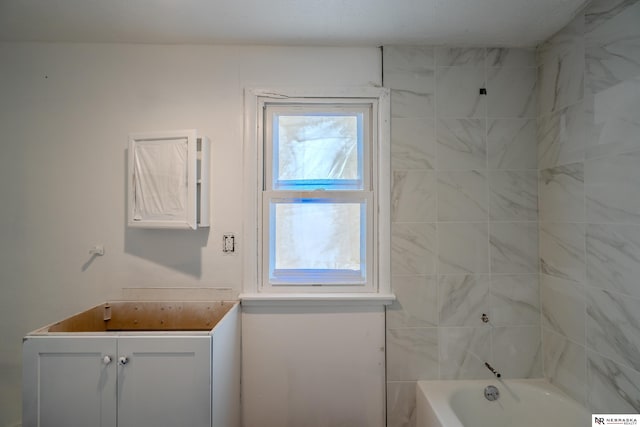 bathroom with tiled shower / bath