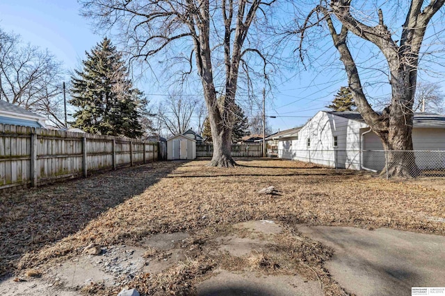 view of yard featuring a storage shed