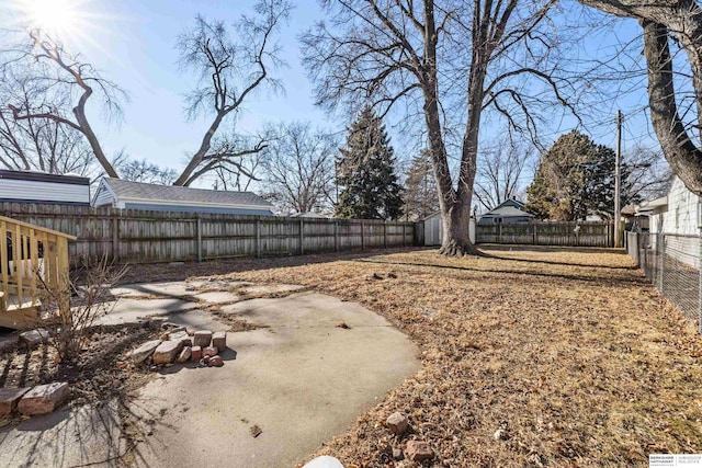 view of yard featuring a patio area