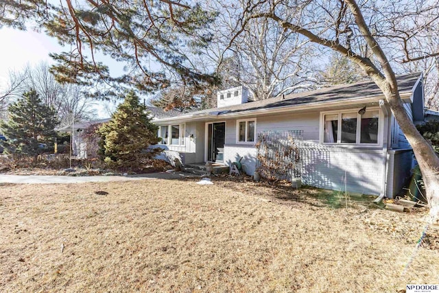 view of front facade with a front lawn