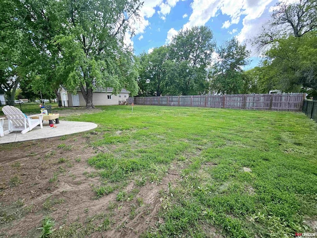 view of yard featuring a patio area