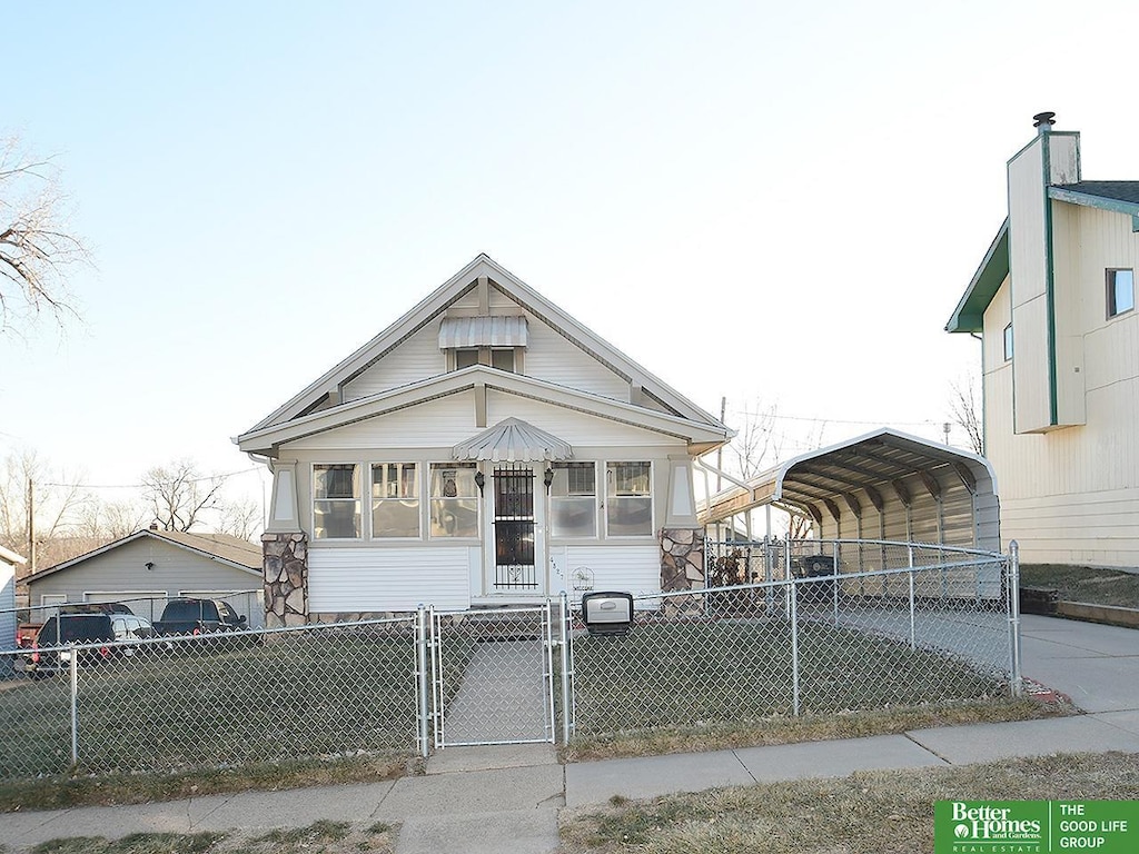 view of front of property featuring a carport