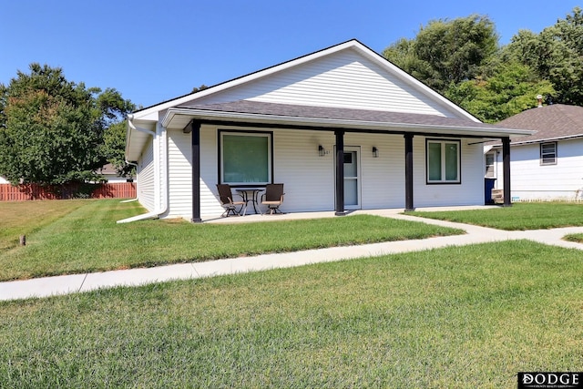 view of front facade featuring covered porch and a front lawn