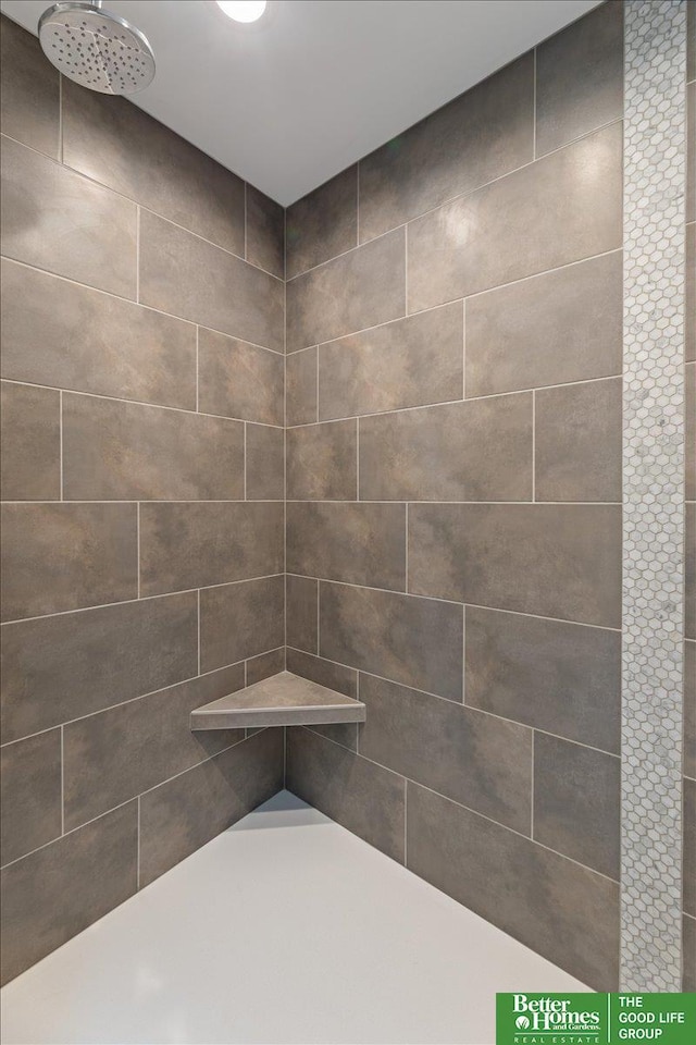 bathroom featuring a tile shower