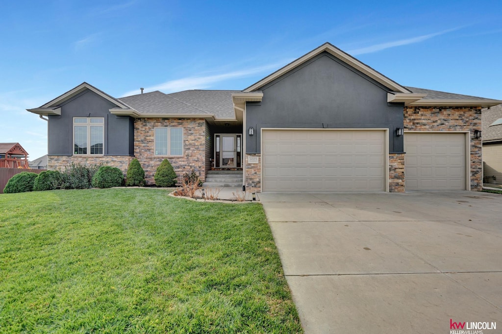 view of front of home featuring a front yard and a garage