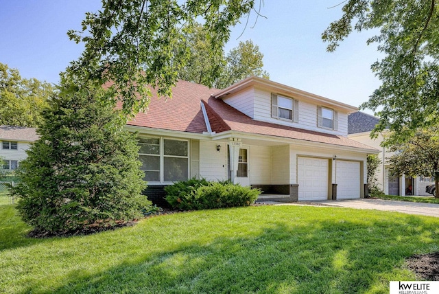 view of front of property featuring a front yard and a garage