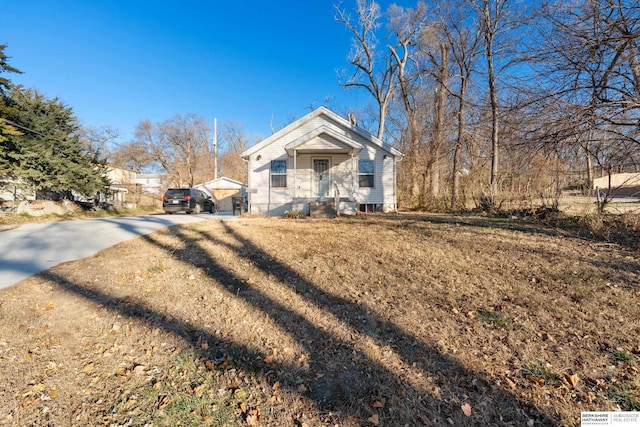 bungalow featuring a front yard