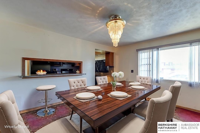 dining area with a notable chandelier