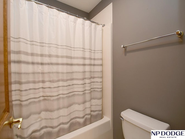 bathroom featuring toilet and shower / tub combo