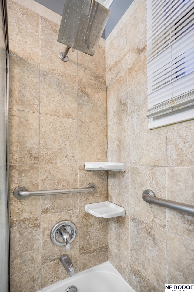 bathroom with tiled shower / bath combo