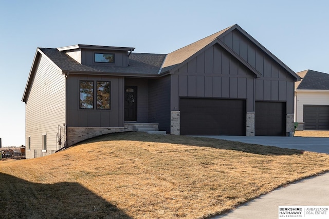 view of front of house featuring a front lawn and a garage