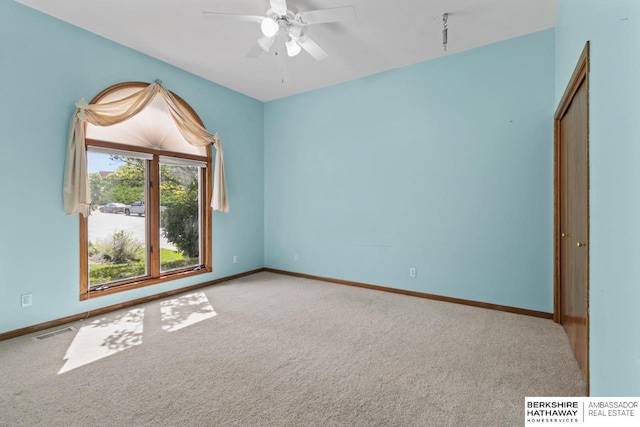 carpeted empty room featuring ceiling fan