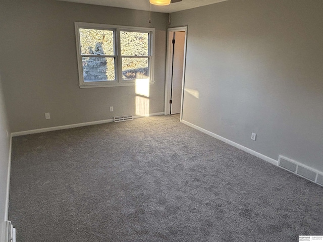 carpeted empty room featuring ceiling fan