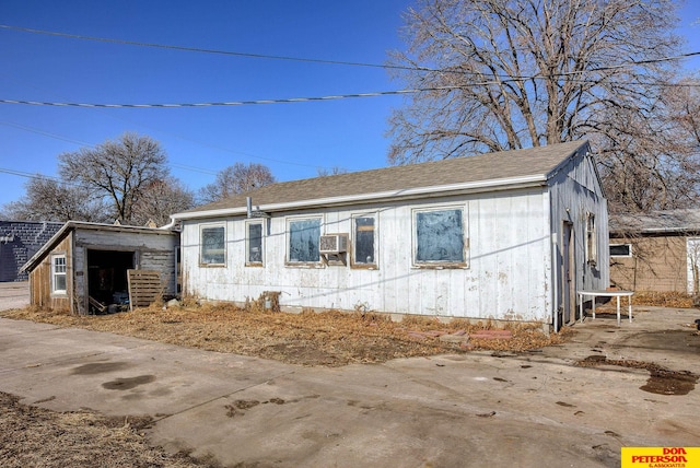 view of home's exterior with cooling unit