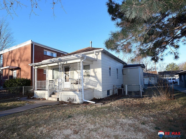 view of front of property featuring a porch