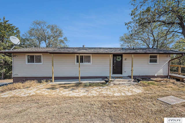 view of front of property featuring a front lawn