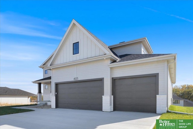 view of front facade featuring a garage