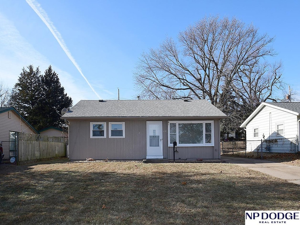 view of front of property with a front lawn