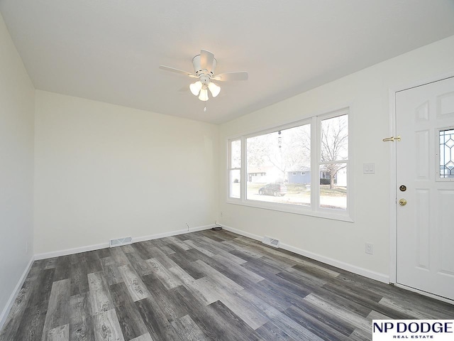 foyer entrance with dark wood-type flooring and ceiling fan