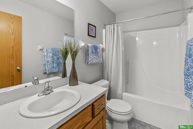 full bathroom featuring shower / tub combo with curtain, vanity, and toilet