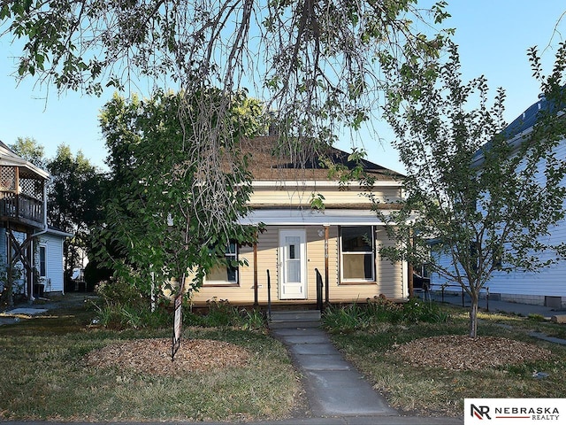 view of front facade featuring a front lawn