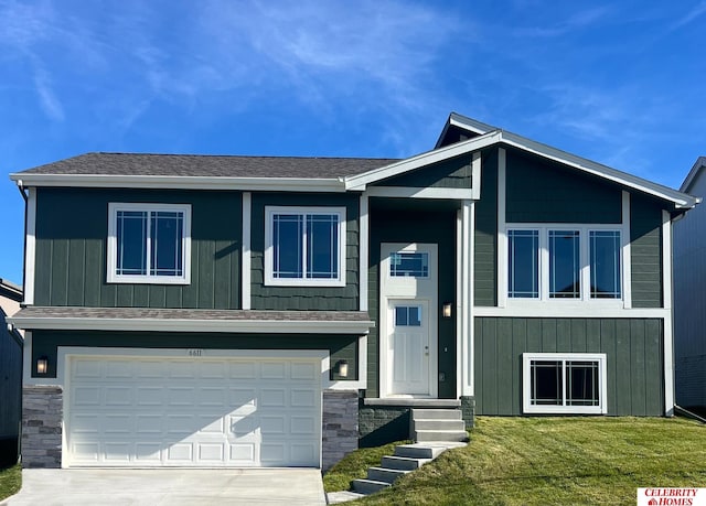 view of front of property featuring a front yard and a garage