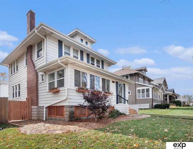 view of front facade featuring a front yard