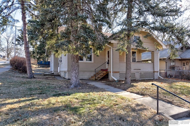 view of front of home featuring a front yard