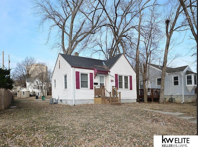 view of front facade featuring central AC and a front lawn