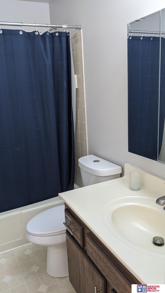 full bathroom featuring toilet, vanity, and shower / tub combo with curtain