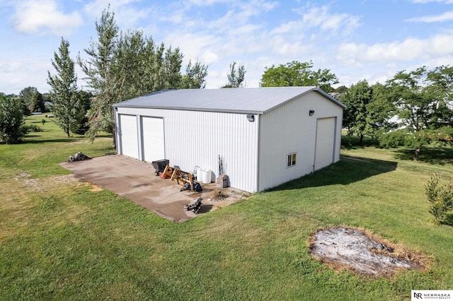 view of outdoor structure featuring a garage and a yard