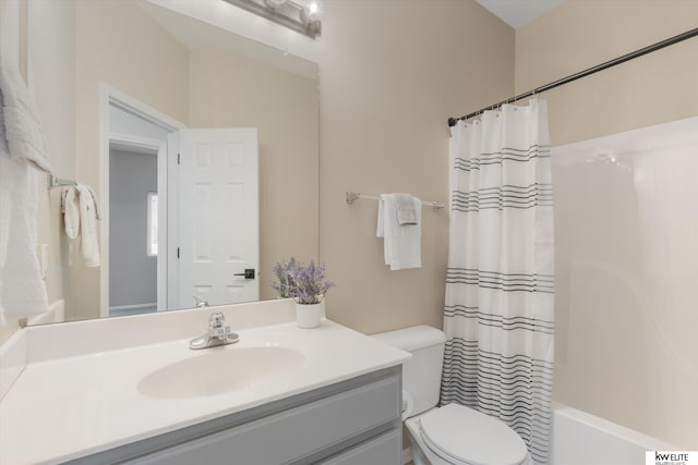 full bathroom featuring shower / bath combo with shower curtain, toilet, and vanity