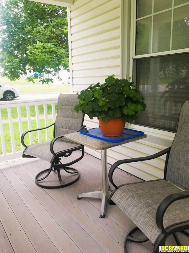 balcony featuring covered porch