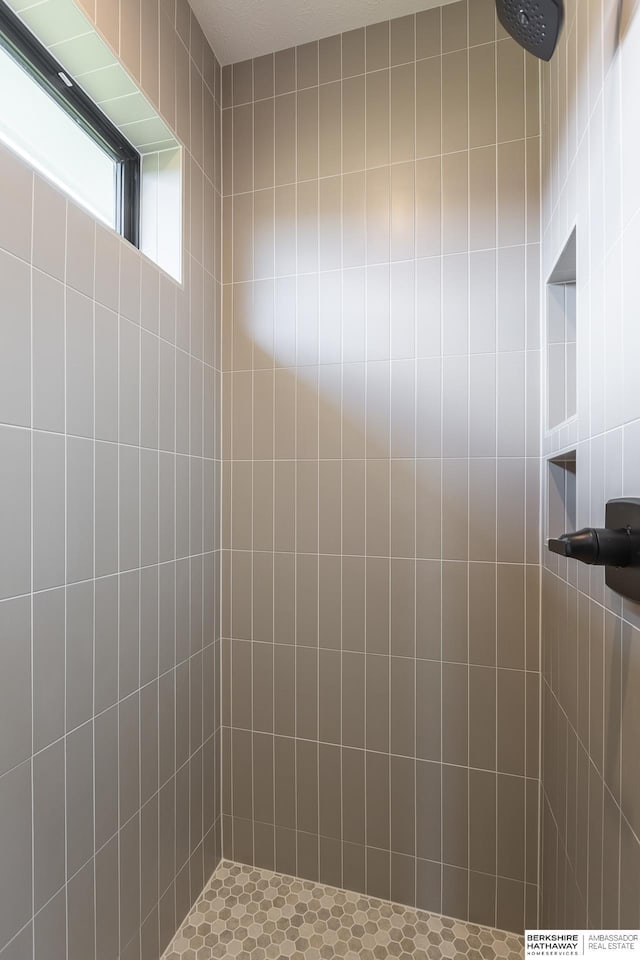 bathroom featuring a tile shower