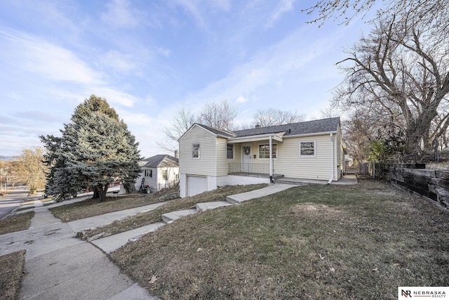 view of front facade featuring a front lawn and a garage