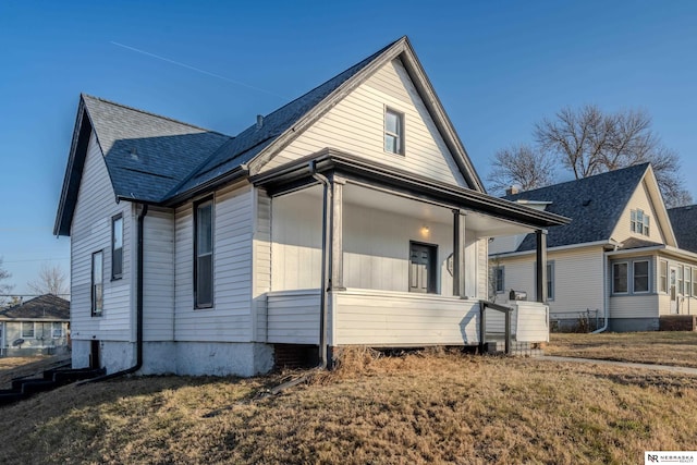 view of front facade featuring a front lawn and a porch