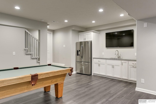 game room featuring sink, pool table, and light hardwood / wood-style flooring