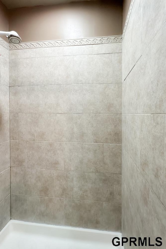 bathroom featuring tiled shower