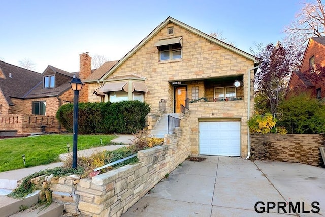 view of front facade featuring a garage and a front yard