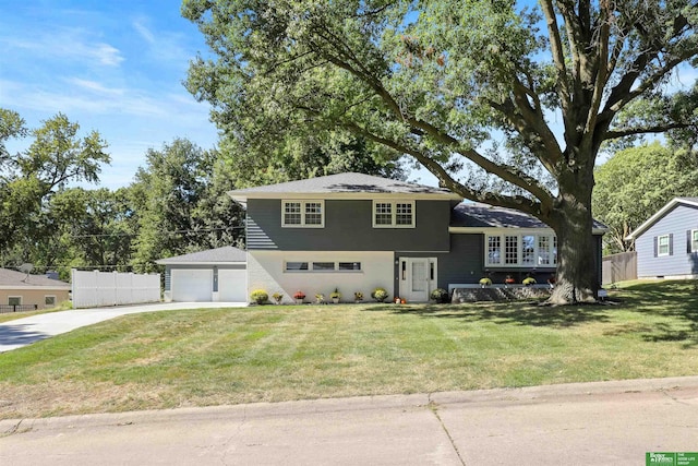 view of front facade featuring a front lawn