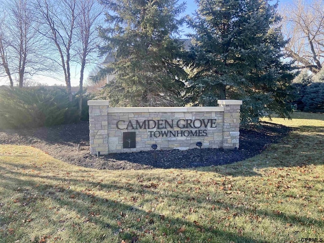 community / neighborhood sign featuring a yard