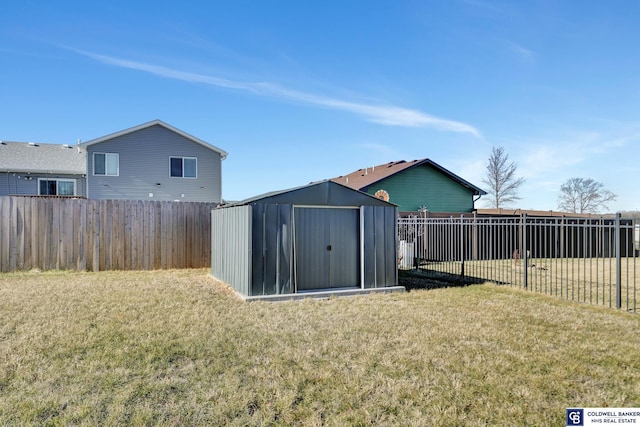 view of yard featuring a storage unit