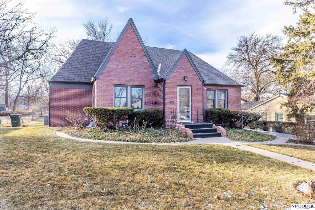 view of front facade with a front yard