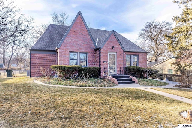 view of front facade with a front yard